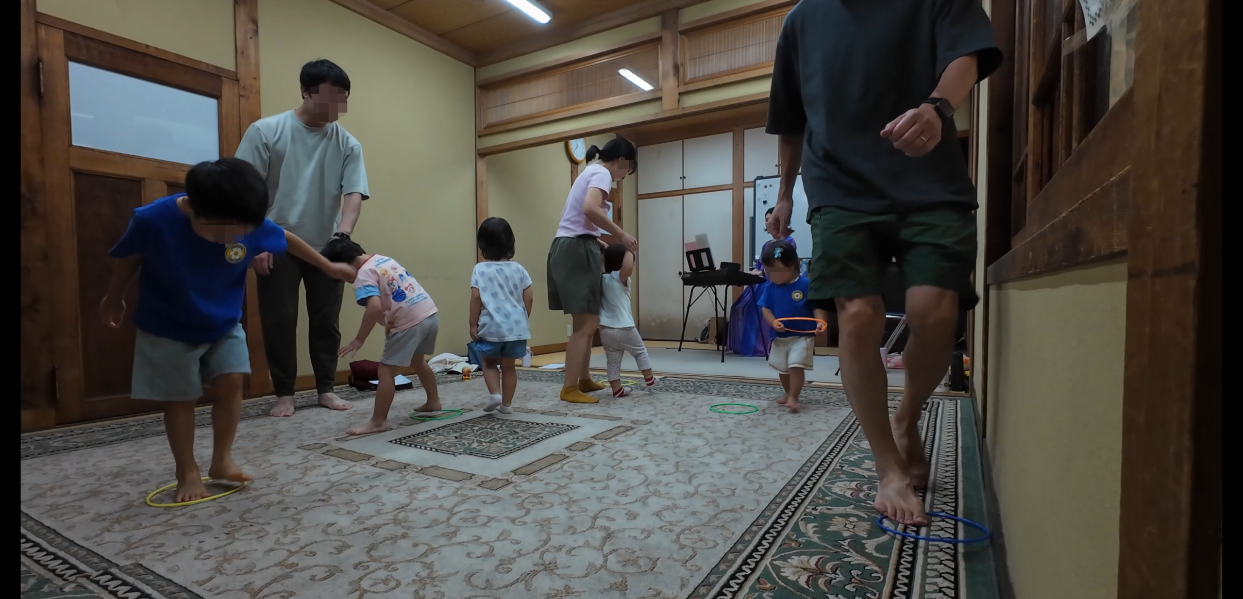 輪を使った親子リトミックの様子