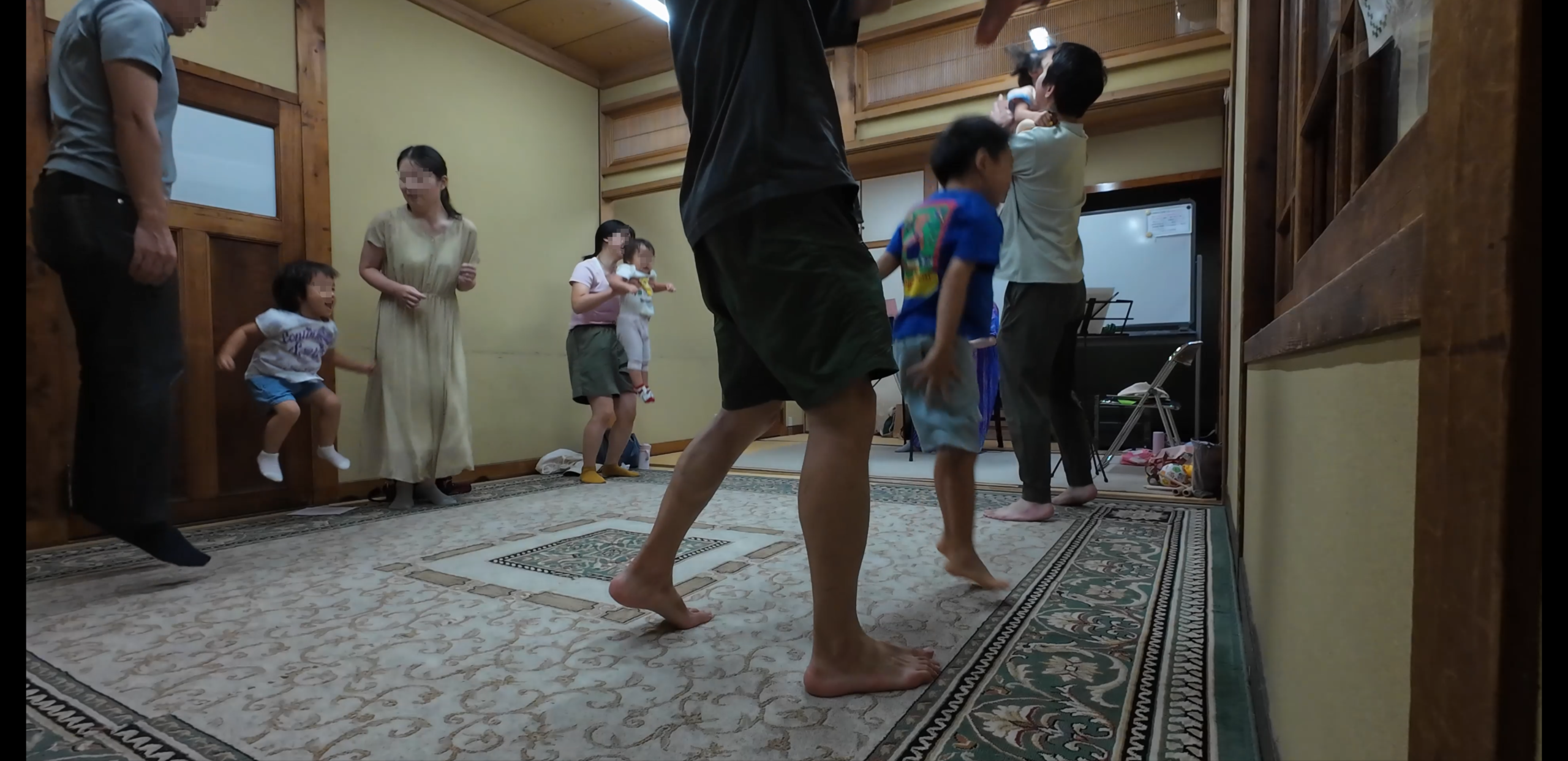 親子で体を動かしながらリトミックを楽しむ様子